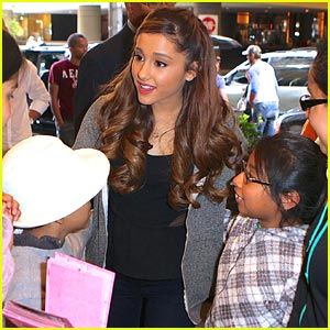 Ariana Grande: Fan Friendly in NYC!