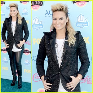 Demi Lovato - Teen Choice Awards 2013 Red Carpet