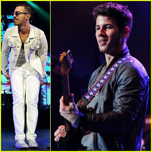 Jonas Brothers: Tampa Performance Pics!