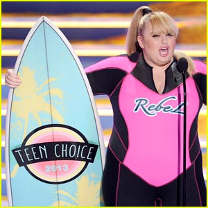 Rebel Wilson Meets One Direction at Teen Choice Awards!