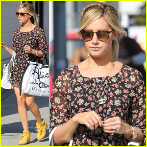 Ashley Tisdale: Alice + Olivia Stop with Mom!