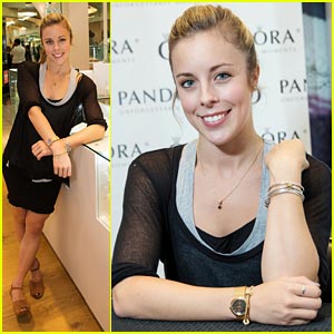Ashley Wagner: Pandora Store Appearance in Washington!