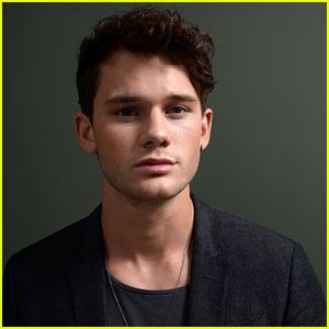 Jeremy Irvine Lands Lead in 'The Reach'