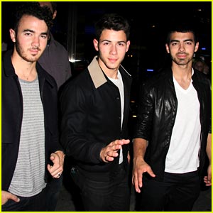 Jonas Brothers: Fan Friendly in Toronto!