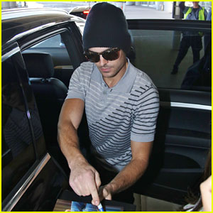 Zac Efron Arrives in Toronto for the TIFF