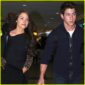 Nick Jonas & Olivia Culpo: Fan-Friendly at LaGuardia Airport
