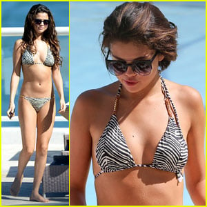 Selena Gomez: Poolside Bikini Babe!