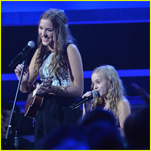 Taylor Swift Sings with Lennon & Maisy Stella at CMA Awards 2013 - Watch Now!