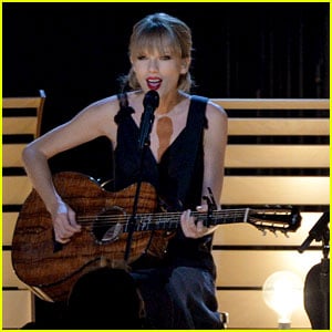 Taylor Swift Performs 'Red' at the CMA Awards 2013 - Watch Now!