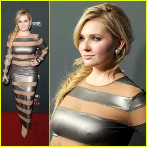 Abigail Breslin: Sheer & Striped Dress at 'August: Osage County' Premiere