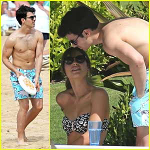 Joe Jonas: Shirtless Frisbee Game in Hawaii