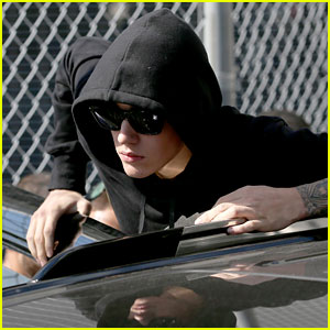Justin Bieber Surrenders to Toronto Police for Assault Charge (Video)