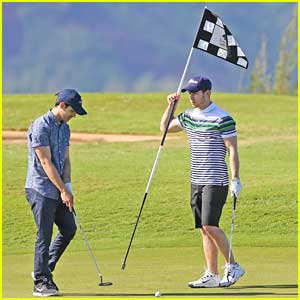 Nick & Joe Jonas: Golfing Guys in Hawaii