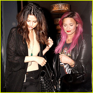 Demi Lovato: New Pink Hair for 'Neon Lights' Tour!