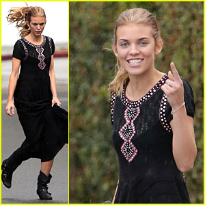 AnnaLynne McCord Battles Rainy Weather For L.A. Lunch!