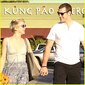 Julianne Hough Grabs Flowers From Whole Foods with Brooks Laich