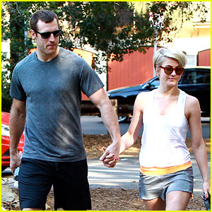 Julianne Hough & Brooks Laich: Hikers Holding Hands!