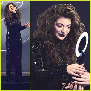 Lorde WINS International Female Solo Artist at BRIT Awards 2014