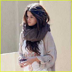 Selena Gomez Wraps Up Weekend with Friend's House Visit!