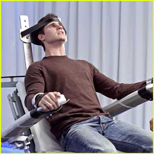 Robbie Amell: Strapped In & Restrained for 'The Tomorrow People' Tonight
