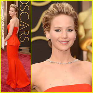 Jennifer Lawrence Slips On Oscars 2014 Red Carpet