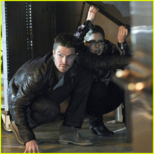 Stephen Amell & Emily Bett Rickards Play Hide & Seek on 'Arrow'
