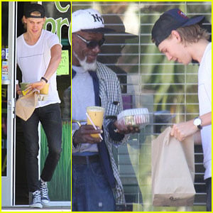 Austin Butler Buys Food for Homeless Trumpet Player Outside L.A. Eatery