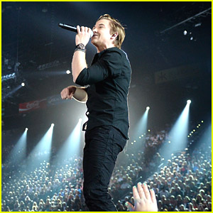 Hunter Hayes Performs 'Invisible' at ACM Awards 2014 - Watch Here!