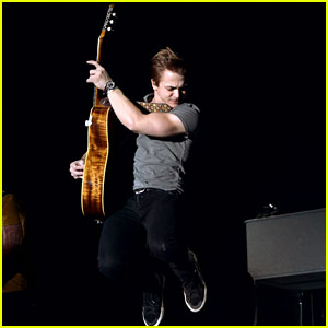 Hunter Hayes Gets the Crowd Pumped Up at Stagecoach 2014!