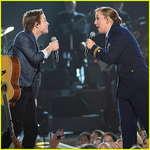 Hunter Hayes Sings with Coast Guard LTJG Katie Spira at Salute To The Troops Concert
