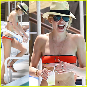 Katie Cassidy: Tiny Bikini Babe in Miami!