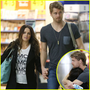Luke Mitchell & Wife Rebecca Breeds Keep Cozy While Traveling Together!