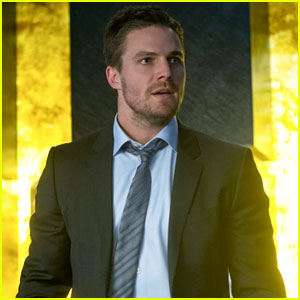 Oliver Protects His Family on Tonight's 'Arrow'