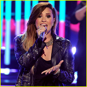 Demi Lovato Sings with the Girls of 'American Idol' (Video)