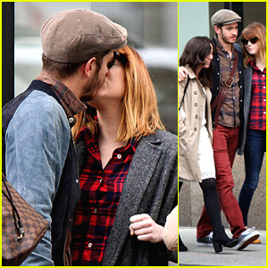 Emma Stone Gets Kisses From Andrew Garfield After Reading Celebrity Mean Tweets