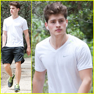 Gregg Sulkin Keeps Up His American Accent Between Takes!