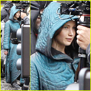 Jennifer Lawrence Wraps Herself Up in a Quilted Moving Cover on 'Mockingjay' Set