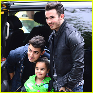 Joe & Kevin Jonas Reward Fans During Scavenger Hunt for 'Off The Record' Tour