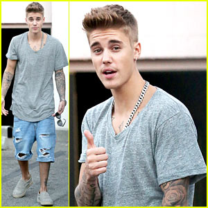 Justin Bieber Gives His Fans the Thumbs Up After Dinner!
