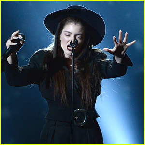 Lorde Performs 'Tennis Court' at Billboard Music Awards 2014