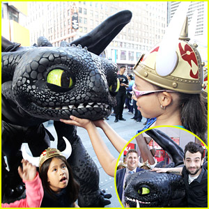 Once Again, How To Train Your Dragon 2's Toothless Steals All The Attention in Times Square