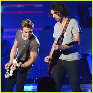 Hunter Hayes Debuts Live Version of 'Flashlight' Ahead of CMT Music Awards