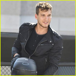 Scott Michael Foster Zooms Into 'Chasing Life' Tonight - Literally