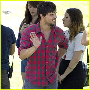 Cutie Taylor Lautner Spotted on 'Run The Tide' Set Again!