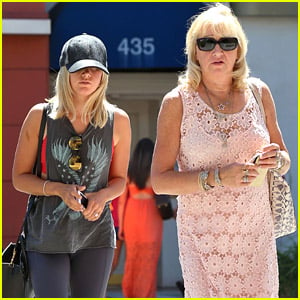 Ashley Tisdale Lunches with Mom Lisa After Teen Choice Nominations