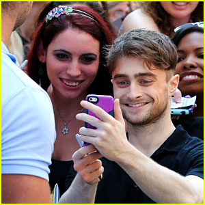 Daniel Radcliffe Suprises Fans with a Selfie After Broadway Show!