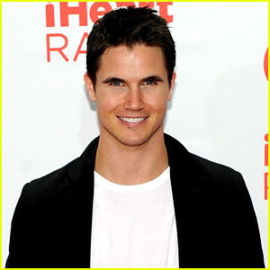 Robbie Amell is Firestorm in CW's 'The Flash'