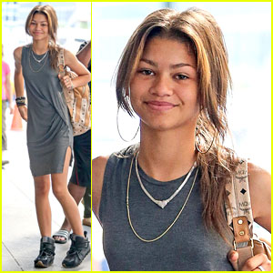 Zendaya Goes Makeup Free While in the Big Apple!