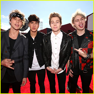 5 Seconds of Summer Makes Us Swoon at the MTV VMAs 2014!