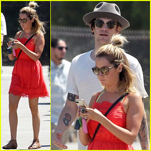 Ashley Tisdale & Christopher French Greet Pal Kim Hidalgo for Jinkys Lunch